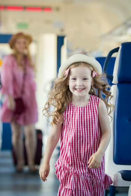 Ute blond dziewczynka ucieka przed matką w pociągu