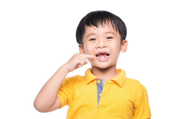 Utracony ząb mleczny azjatycki chłopiec, widok z bliska.