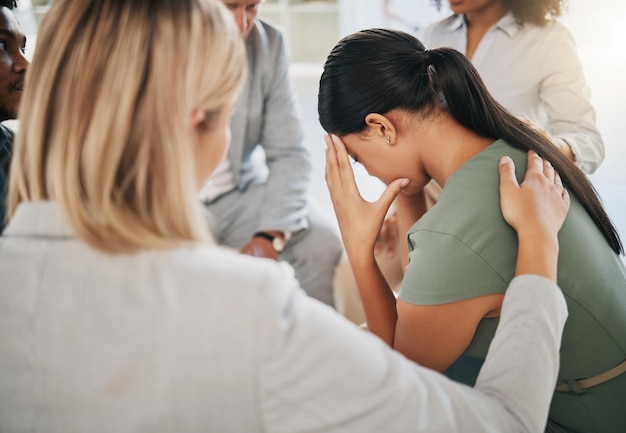 Utrata żalu i kobieta w społecznościowej grupie wsparcia w celu poradnictwa w zakresie zdrowia psychicznego lub pomoc w zaufaniu solidarności i grupie ludzi w kręgu pocieszających, pomagających i wspierających damę ze złymi wiadomościami razem