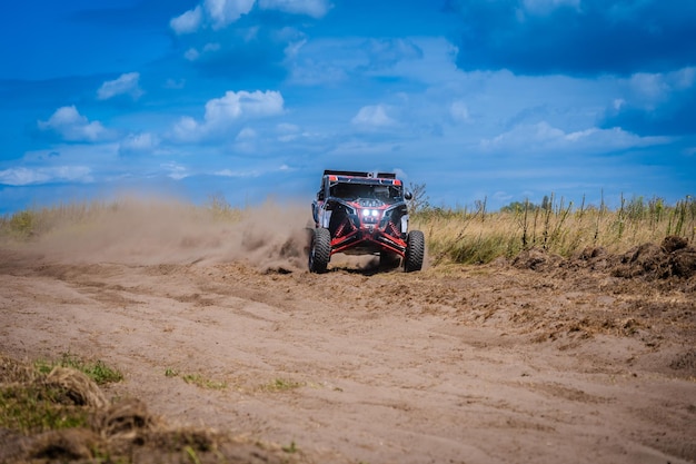 UTV buggy i 4x4 offroad na piaszczystej trasie Rally ekstremalne jazdy