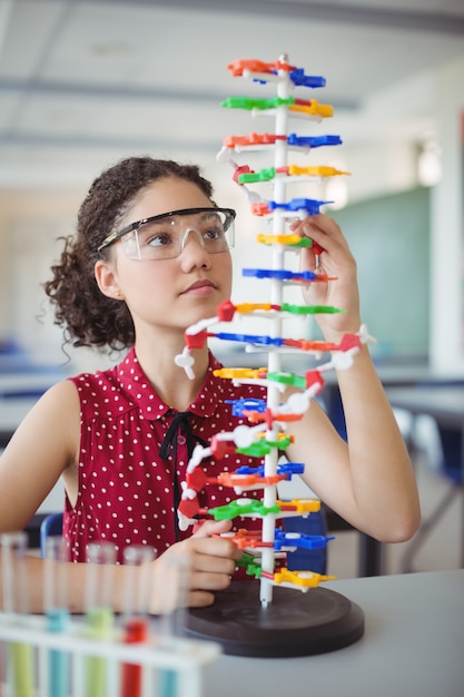 Uważna uczennica eksperymentuje z modelem cząsteczki w laboratorium