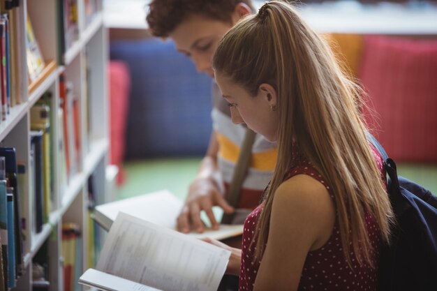 Uważni Koledzy Z Klasy Czytają Książkę W Bibliotece