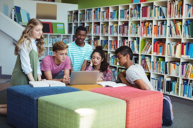 Uważni Studenci Uczący Się W Bibliotece