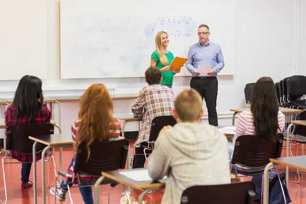 Uważni Uczniowie Z Nauczycielem W Klasie