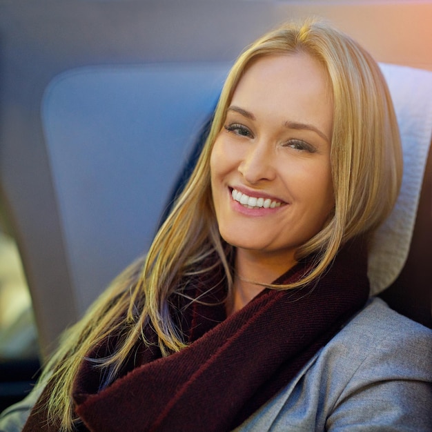 Uwielbiam latać w dobrym stylu Portret młodej kobiety siedzącej w pierwszej klasie w samolocie