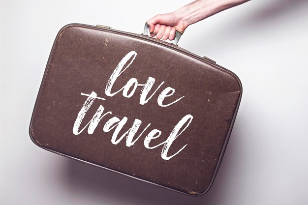 Uwielbiam wiadomość podróżną na zabytkowej walizce podróżnej