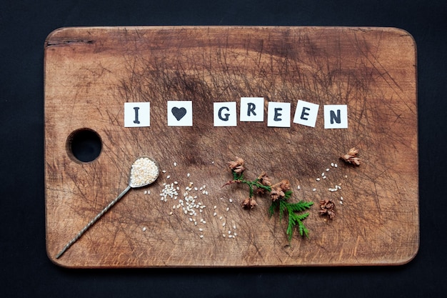 Uwielbiam zielony napis na drewnianej desce.