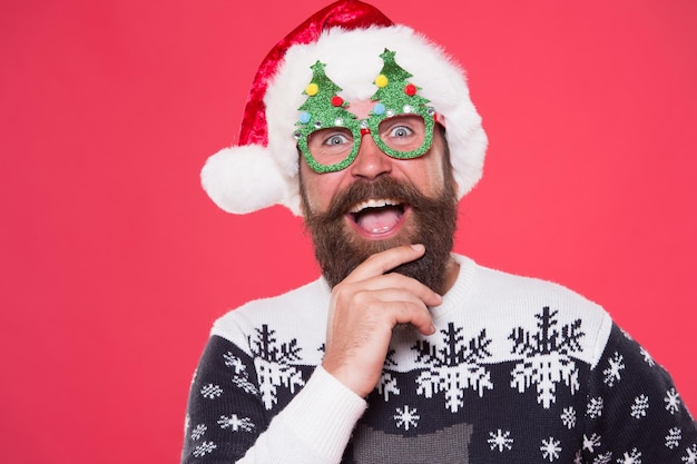 Uwierz w magię Świąt Szczęśliwego Mikołaja w okularach choinkowych Brodaty mężczyzna uśmiecha się i wygląda jak Mikołaj Impreza wigilijna Wesołych Świąt Szczęśliwego Nowego Roku