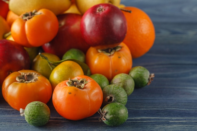 Uwzględnij świeże organiczne warzywa na białej drewnianej podłodze z martwej przestrzeni