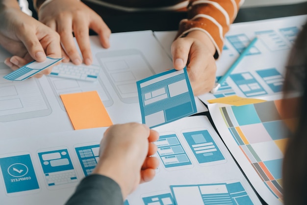 ux projektant graficzny kreatywny szkic planowanie aplikacji proces rozwoju prototyp wireframe dla strony internetowej telefon komórkowy koncepcja doświadczenia użytkownika