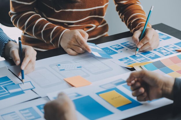 ux projektant graficzny kreatywny szkic planowanie aplikacji proces rozwoju prototyp wireframe dla strony internetowej telefon komórkowy koncepcja doświadczenia użytkownika