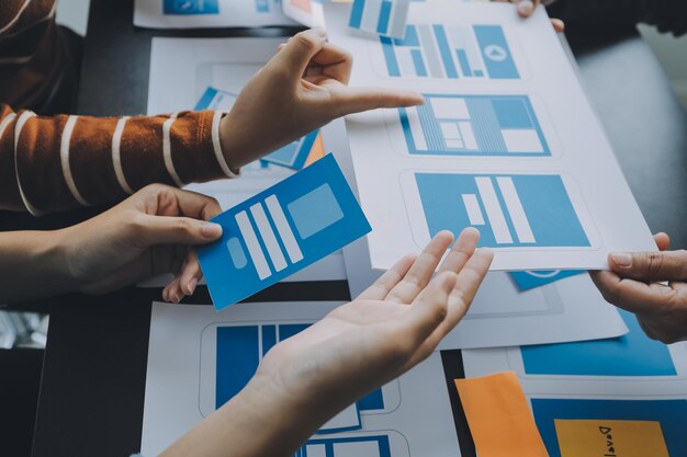 ux projektant graficzny kreatywny szkic planowanie aplikacji proces rozwoju prototyp wireframe dla strony internetowej telefon komórkowy koncepcja doświadczenia użytkownika