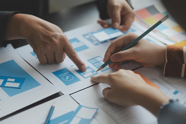 Ux Projektant graficzny kreatywny szkic planowanie aplikacji proces tworzenia prototypu szkieletu dla internetowego telefonu komórkowego Koncepcja doświadczenia użytkownika