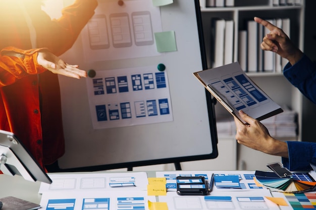 Ux Projektant graficzny kreatywny szkic planowanie aplikacji proces tworzenia prototypu szkieletu dla internetowego telefonu komórkowego Koncepcja doświadczenia użytkownika