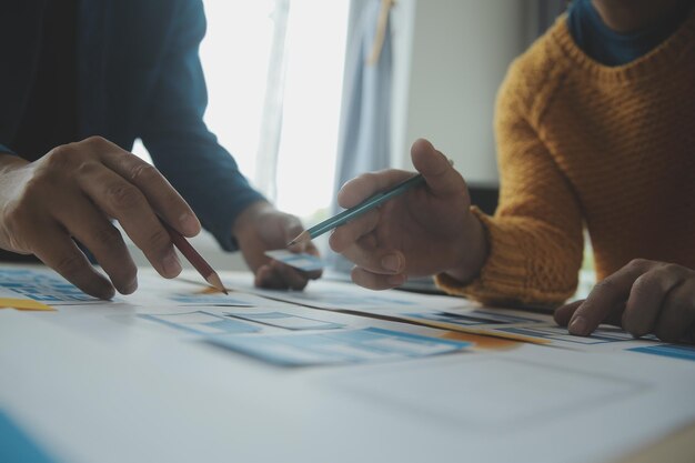 Ux Projektant graficzny kreatywny szkic planowanie aplikacji proces tworzenia prototypu szkieletu dla internetowego telefonu komórkowego Koncepcja doświadczenia użytkownika