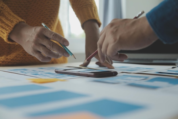 Ux Projektant graficzny kreatywny szkic planowanie aplikacji proces tworzenia prototypu szkieletu dla internetowego telefonu komórkowego Koncepcja doświadczenia użytkownika