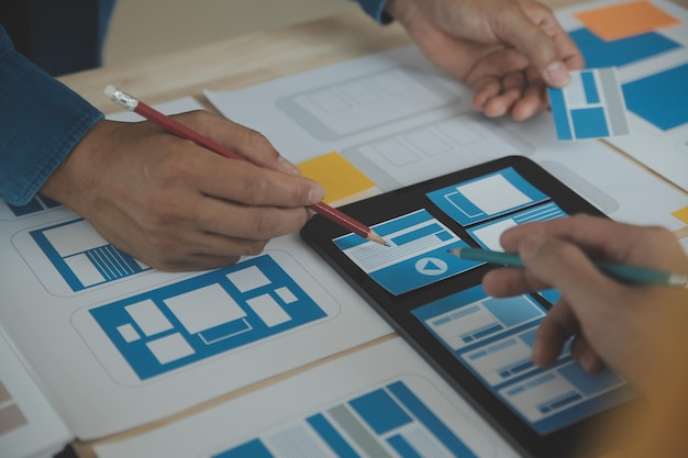 Ux Projektant graficzny kreatywny szkic planowanie aplikacji proces tworzenia prototypu szkieletu dla internetowego telefonu komórkowego Koncepcja doświadczenia użytkownika