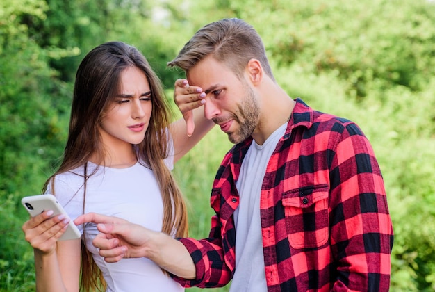 Uzależnienie od Internetu Facet i dziewczyna natura smartphone Ona zawsze online Uzależniona od telefonów Sieci społecznościowe Surfowanie w Internecie Nie podglądaj Kup online Mężczyzna wybredny zazdrosna dziewczyna Wysyłanie wiadomości online