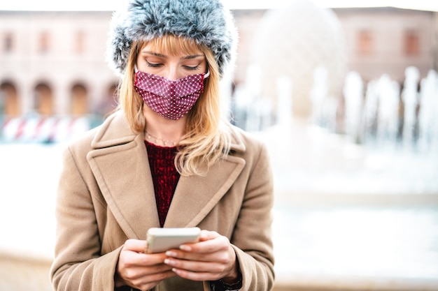 Uzależniona Kobieta W Maskach Ochronnych Za Pomocą Aplikacji śledzącej Na Smartfonie