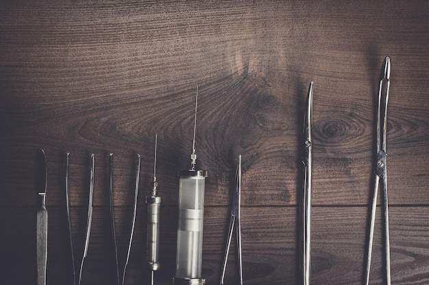 Zdjęcie uzbrojenie chirurgiczne na drewnianym stole