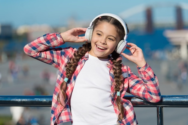 Uzyskaj rodzinną subskrypcję muzyki Dostęp do milionów utworów Najlepsze aplikacje muzyczne, które zasługują na słuchanie Dziewczynki słuchają muzyki na świeżym powietrzu za pomocą nowoczesnych słuchawek Słuchaj za darmo Przesyłaj muzykę w dowolnym miejscu