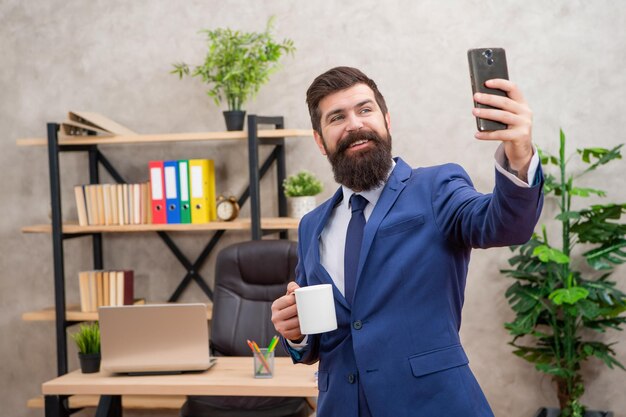 Uzyskiwanie Idealnego Selfie Na Swojej Stronie Biznesowej Szczęśliwy Biznesmen Robi Selfie Na Smartfonie