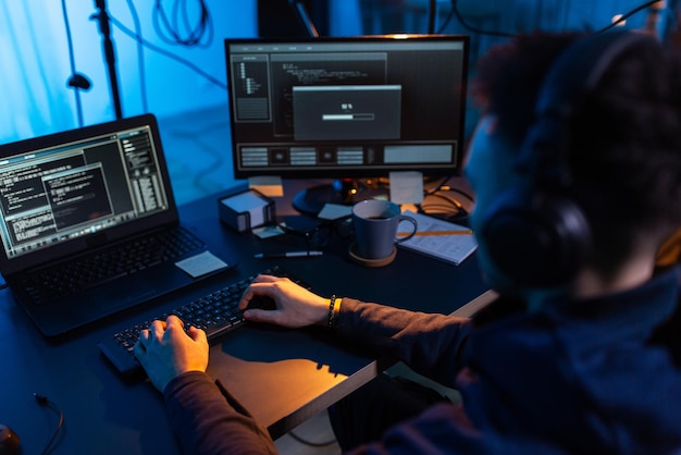 używając wirusa komputerowego do ataku cybernetycznego