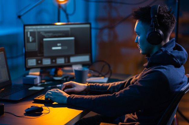 używając wirusa komputerowego do ataku cybernetycznego