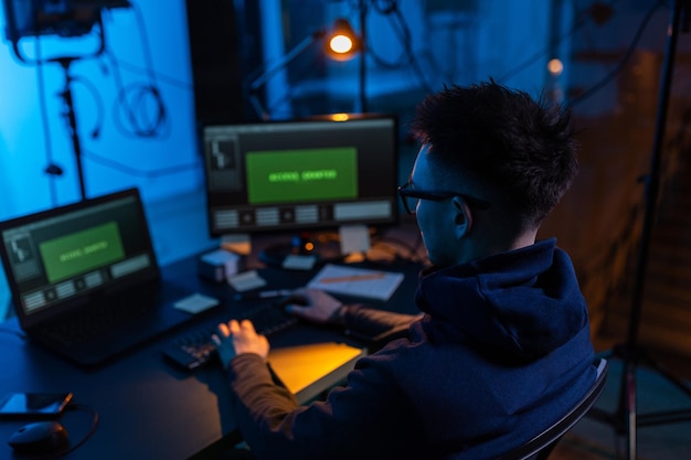 używając wirusa komputerowego do ataku cybernetycznego