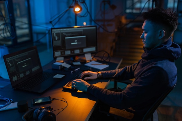 używając wirusa komputerowego do ataku cybernetycznego