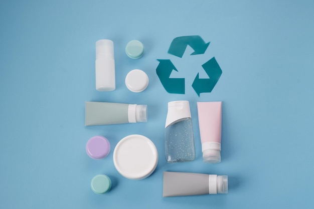 Używane kosmetyczki tubki i kosmetyki Znak recyklingu tworzyw sztucznych Save the planet flat lay