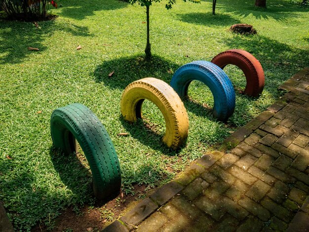 używane opony, które są kolorowo pomalowane na ogród