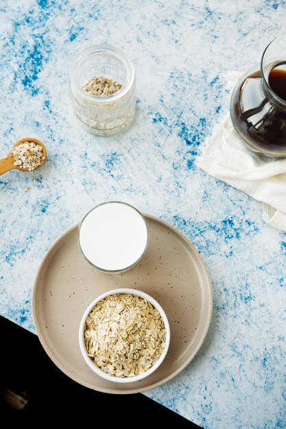 Zdjęcie v zawartość żywności kubek mleka mąka owsiana czarna kawa szklana kolba alternatywny rodzaj mleka roślinnego