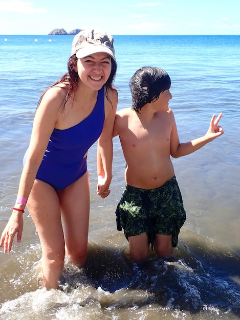 Zdjęcie vacaciones de verano, madre e hijo pequeo disfrutando de la playa