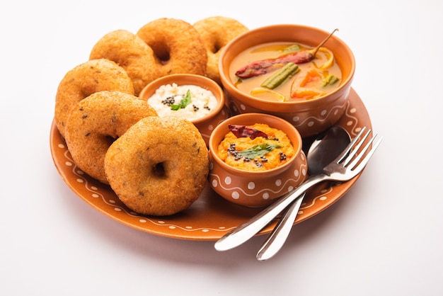 Zdjęcie vada lub medu vadai z sambarem i chutney. popularna południowoindyjska przekąska lub śniadanie?