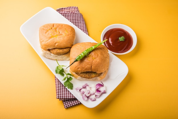 Vada Pav OR Wada Pao to wegetariańskie przydrożne danie fast food z Maharashtra. Selektywne skupienie