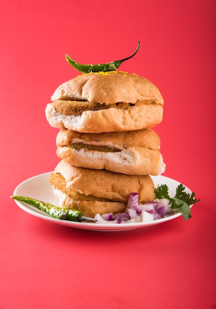 Vada Pav OR Wada Pao to wegetariańskie przydrożne danie fast food z Maharashtra. Selektywne skupienie