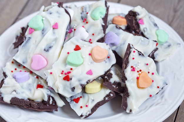 Valentine Chocolate Bark z kolorowymi cukierkami serca