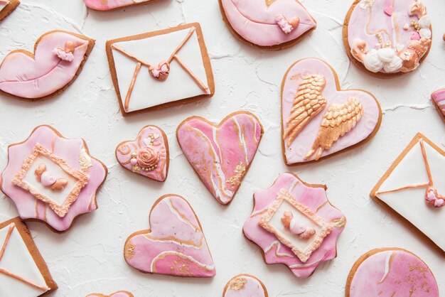 Valentine ciasteczka: serca, koperty, usta na białym tle