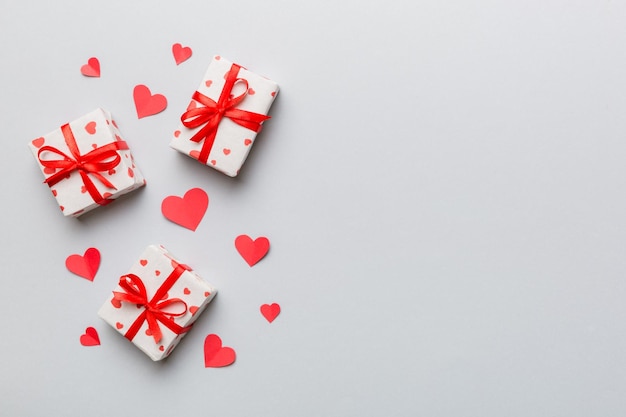 Valentine day skład czerwone pudełko z kokardą i serca Christmas present Widok z góry Miejsce na tekst Karta z pozdrowieniami Holdday