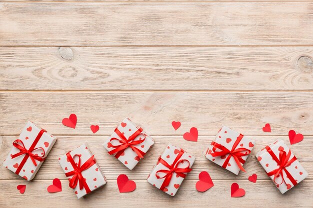 Valentine day skład czerwone pudełko z kokardą i serca Christmas present Widok z góry Miejsce na tekst Karta z pozdrowieniami Holdday