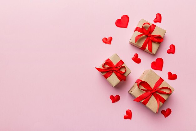 Valentine day skład czerwone pudełko z kokardą i serca Christmas present Widok z góry Miejsce na tekst Karta z pozdrowieniami Holdday