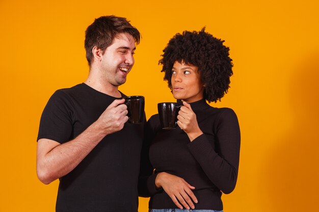 Valentine para trzymając kubek do picia herbaty lub kawy razem