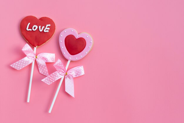 Valentineheart kształtne ciasteczka na różowej powierzchni. Skopiuj miejsce