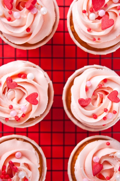 Valentines cupcakes kremowy krem z serka ozdobiony cukierkami w kształcie serca