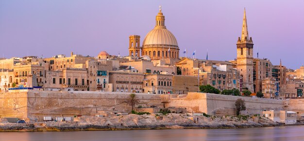 Valletta Skyline o pięknym zachodzie słońca ze Sliemy z kościołami Matki Bożej z Góry Karmel i anglikańskiej prokatedry św. Pawła, Valletta, stolica Malty