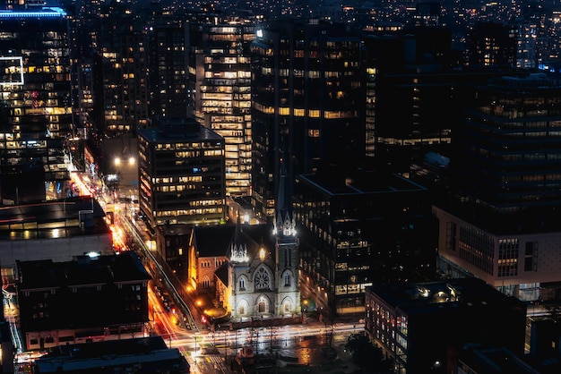 Zdjęcie vancouver bc kanada widok z lotu ptaka na centrum miasta nocą