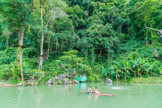 VANGVIENG, LAOS Maj 13, 2017: Turyści cieszą się przy Błękitną laguną