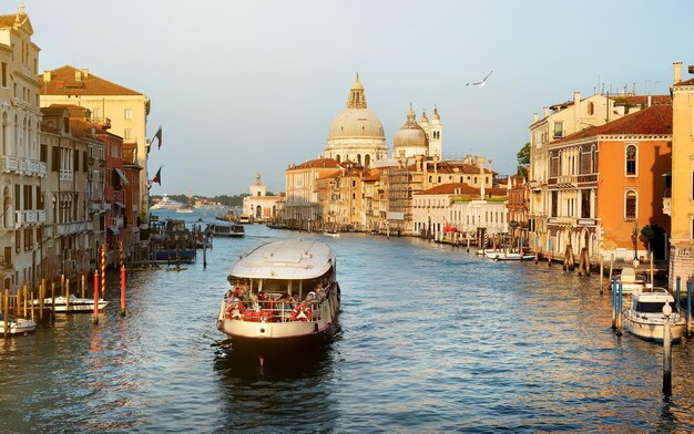 Vaporetto na Canale Grande w Wenecji, Włochy