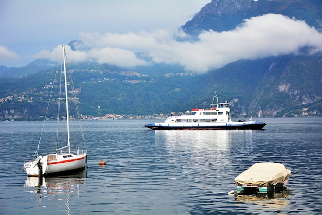 Varenna jeziorna grodzka Włochy architektura i łódź krajobraz
